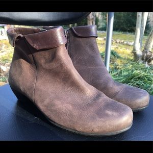 Ecco Brown leather booties • size 37 EUC